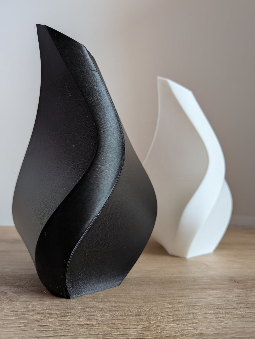 Kit 2 Vasi Moderni Bianco e Nero – Design Italiano per Fiori Artificiali