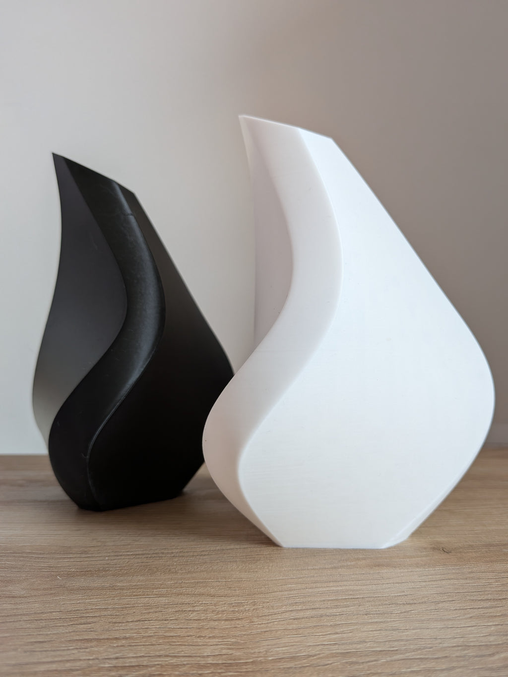Kit 2 Vasi Moderni Bianco e Nero – Design Italiano per Fiori Artificiali